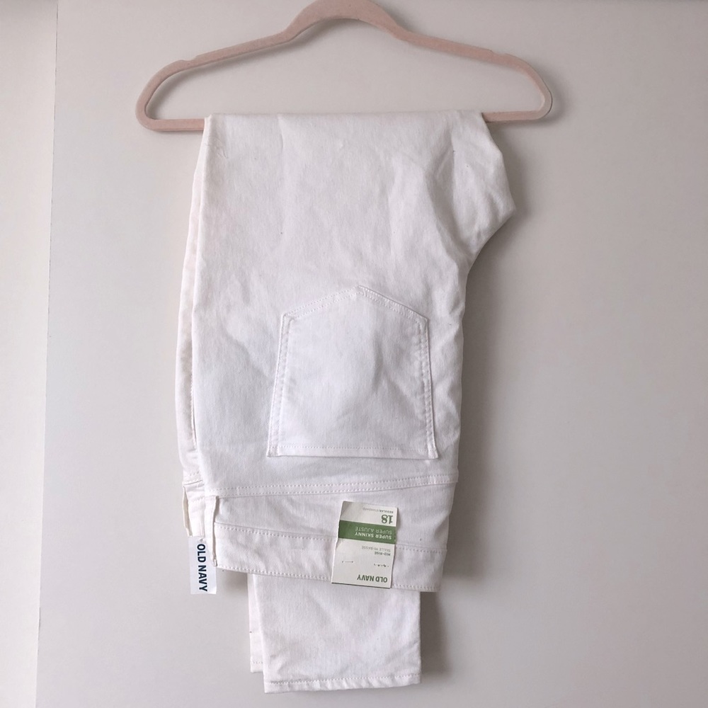 Old Navy White jeans. NWT. Size 18